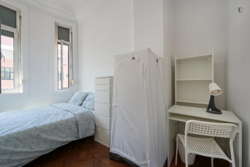 Comfy double bedroom in a 15-Bedroom apartment, close to Amoreiras Shopping Centre