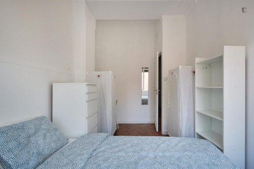 Comfy double bedroom in a 15-Bedroom apartment, close to Amoreiras Shopping Centre