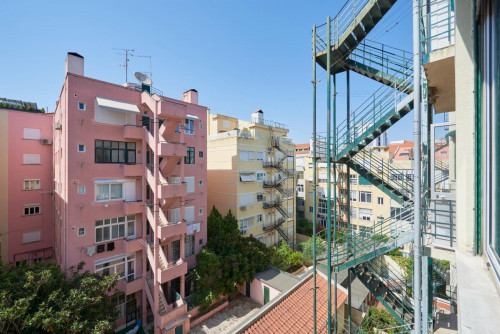 Comfy double bedroom in a 15-Bedroom apartment, close to Amoreiras Shopping Centre  - Gallery -  5