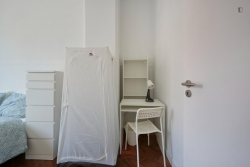 Comfy double bedroom in a 15-Bedroom apartment, close to Amoreiras Shopping Centre