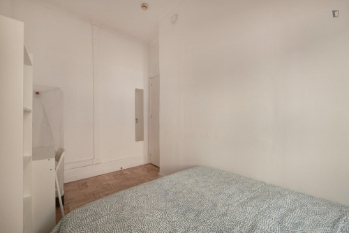 Neat double bedroom in a 15-Bedroom apartment, close to Estufa Fria