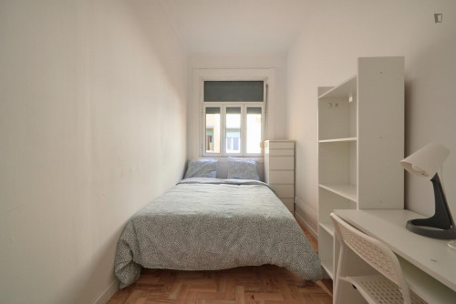 Neat double bedroom in a 15-Bedroom apartment, close to Estufa Fria