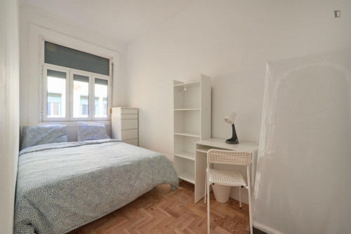 Neat double bedroom in a 15-Bedroom apartment, close to Estufa Fria