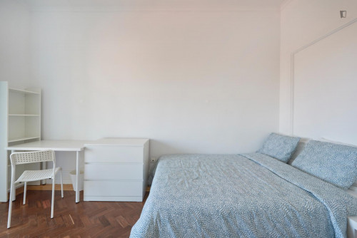 Bright double bedroom with balcony near Eduardo VII Park