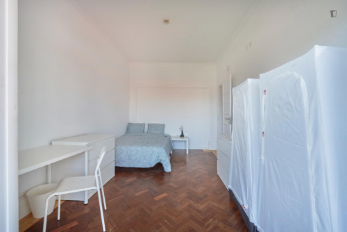 Bright double bedroom with balcony near Eduardo VII Park