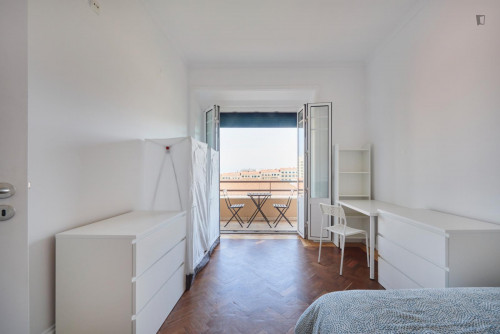 Bright double bedroom with balcony near Eduardo VII Park