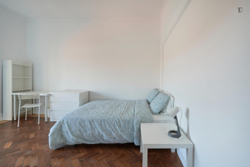 Bright double bedroom with balcony near Eduardo VII Park