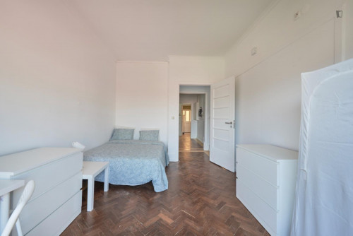 Large double bedroom with balcony near Praça do Marquês de Pombal