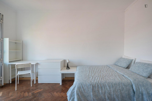 Large double bedroom with balcony near Praça do Marquês de Pombal