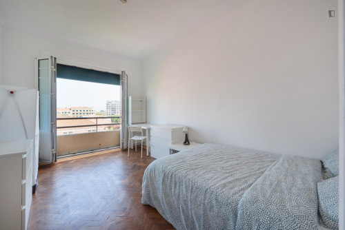 Large double bedroom with balcony near Praça do Marquês de Pombal