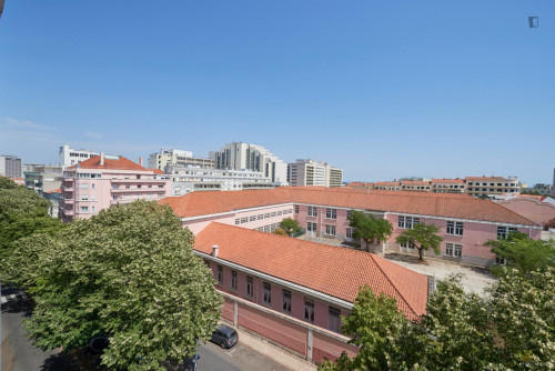 Large double bedroom with balcony near Praça do Marquês de Pombal  - Gallery -  5