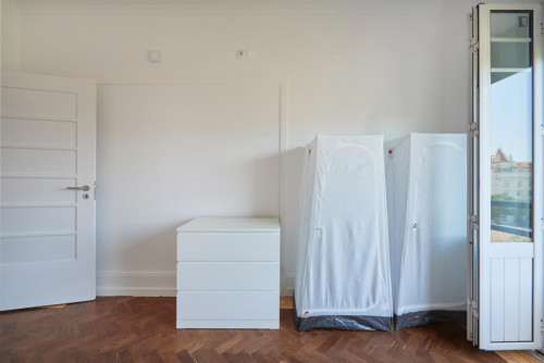 Large double bedroom with balcony near Praça do Marquês de Pombal