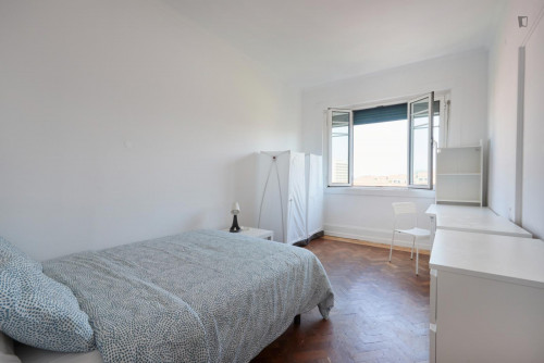 Bright double bedroom in a 15-Bedroom apartment, near Eduardo VII Park