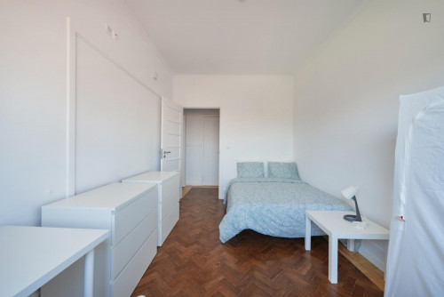 Bright double bedroom in a 15-Bedroom apartment, near Eduardo VII Park