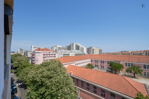 Bright double bedroom in a 15-Bedroom apartment, near Eduardo VII Park  - Gallery -  5