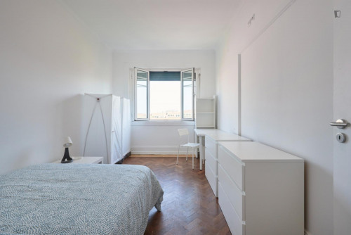 Bright double bedroom in a 15-Bedroom apartment, near Eduardo VII Park