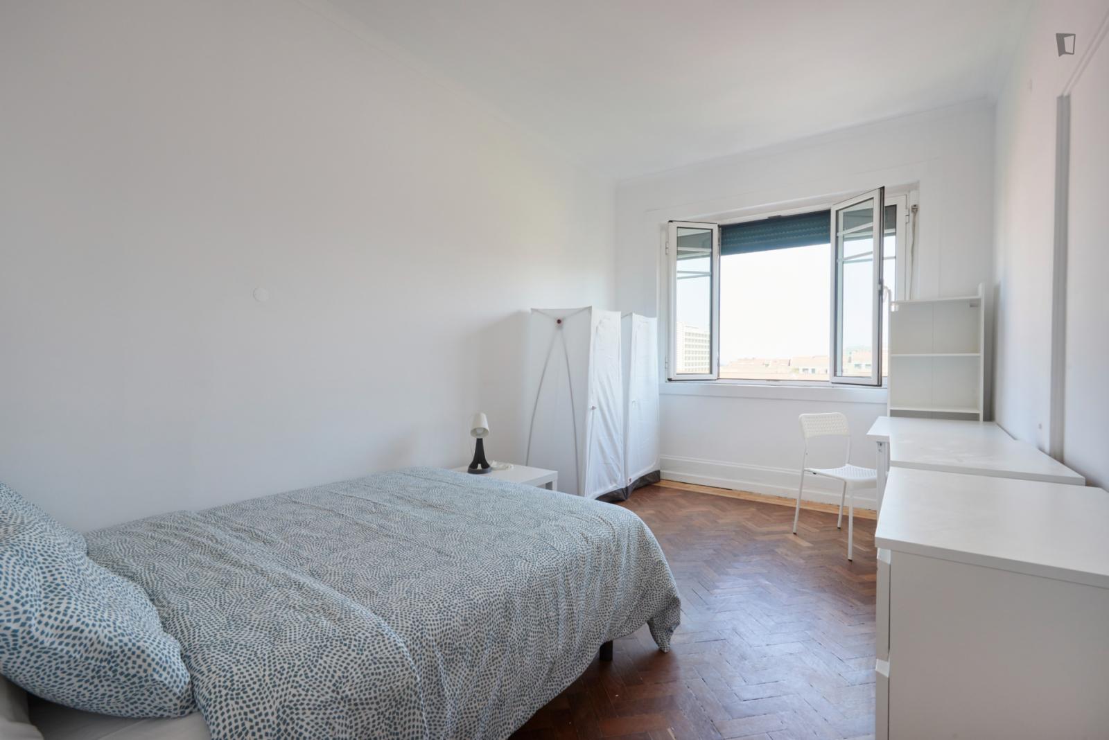  Bright Double Bedroom In A 15-Bedroom Apartment, Near Eduardo VII Park  -  Bright double bedroom in a 15-Bedroom apartment, near Eduardo VII Park  - Gallery -  1