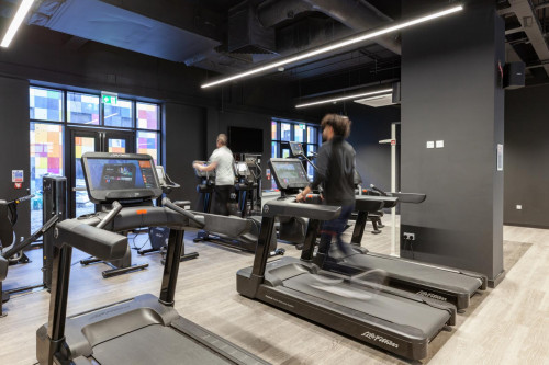 Very cool double ensuite bedroom in a residence, close to Swansea train station