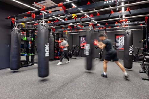 Very cool double ensuite bedroom in a residence, close to Swansea train station