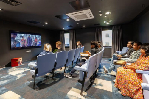 Very cool double ensuite bedroom in a residence, close to Swansea train station