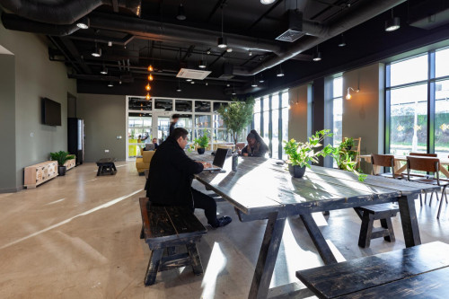 Very cool double ensuite bedroom in a residence, close to Swansea train station