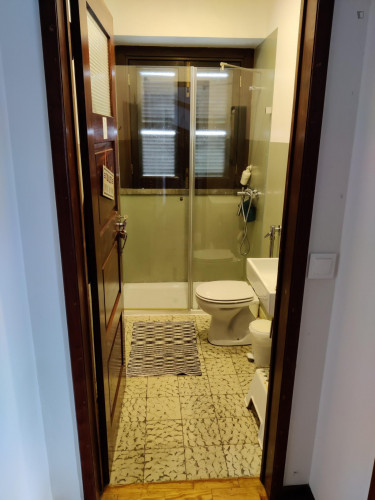 Clean double bedroom wtih private bathroom in a 7-bedroom house near Peniche - Gallery - 11