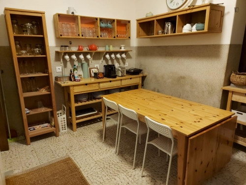 Clean double bedroom wtih private bathroom in a 7-bedroom house near Peniche