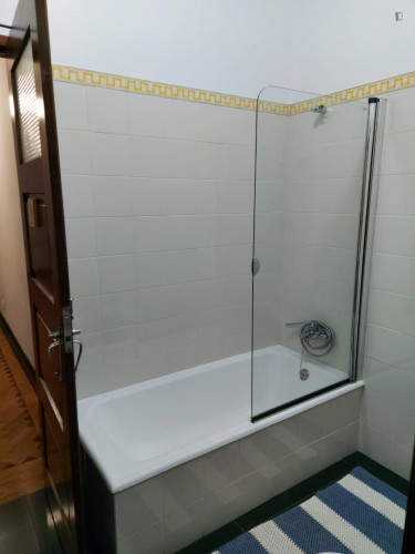 Clean double bedroom wtih private bathroom in a 7-bedroom house near Peniche - Gallery - 13