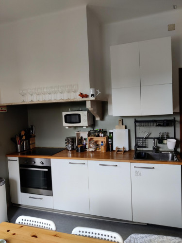 Clean double bedroom wtih private bathroom in a 7-bedroom house near Peniche