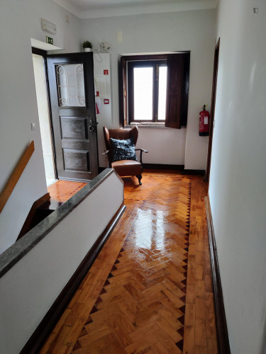 Clean double bedroom wtih private bathroom in a 7-bedroom house near Peniche