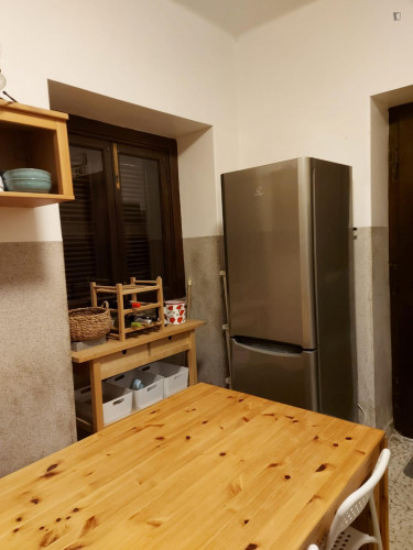 Clean double bedroom wtih private bathroom in a 7-bedroom house near Peniche