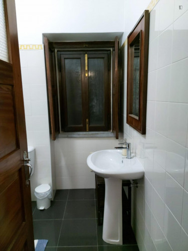 Clean double bedroom wtih private bathroom in a 7-bedroom house near Peniche - Gallery - 14