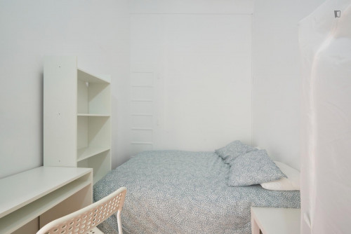 Comfy double bedroom (no window) close to Amoreiras Shopping Centre