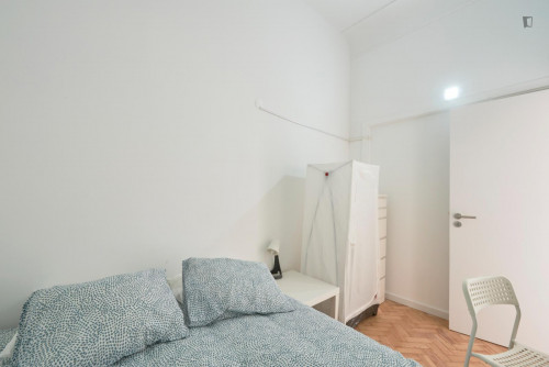 Comfy double bedroom (no window) close to Amoreiras Shopping Centre