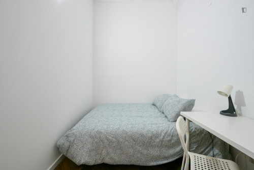 Compact double bedroom (no window) near Parque Eduardo VII