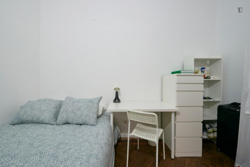 Compact double bedroom (no window) near Parque Eduardo VII