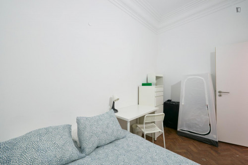 Compact double bedroom (no window) near Parque Eduardo VII