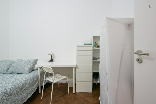 Compact double bedroom (no window) near Parque Eduardo VII  - Gallery -  5
