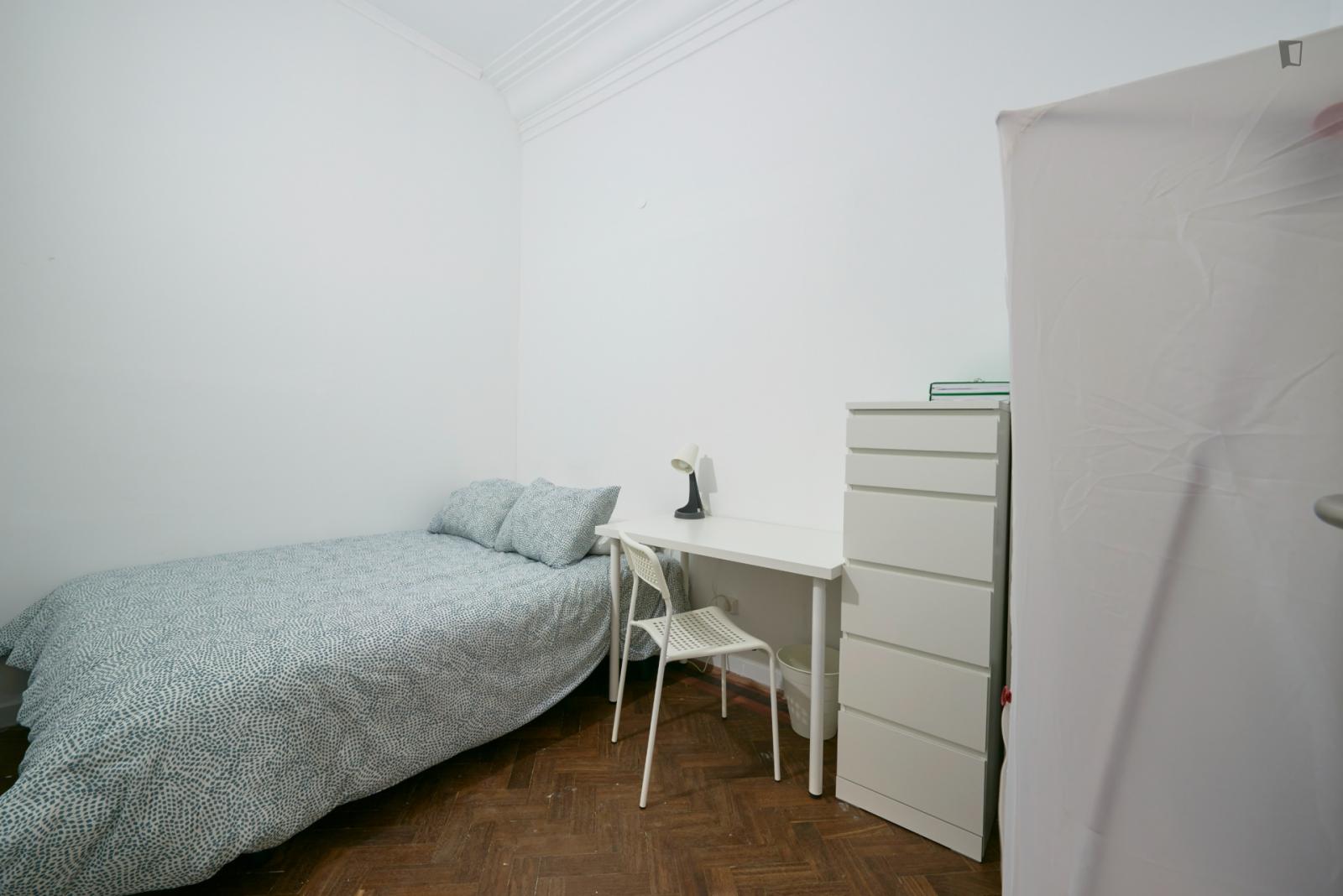  Compact Double Bedroom (no Window) Near Parque Eduardo VII  -  Compact double bedroom (no window) near Parque Eduardo VII  - Gallery -  1