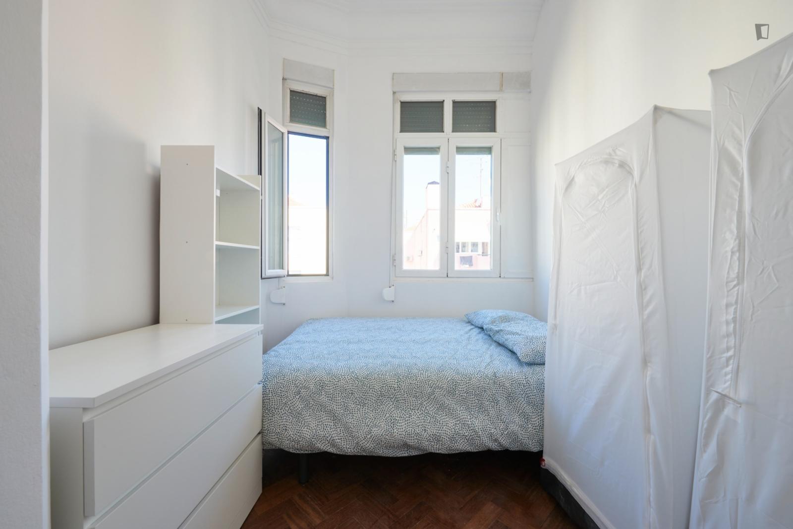  Bright Double Bedroom Close To Eduardo VII Park  -  Bright double bedroom close to Eduardo VII Park  - Gallery -  1