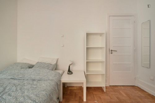 Snug double bedroom close to Marquês de Pombal metro station