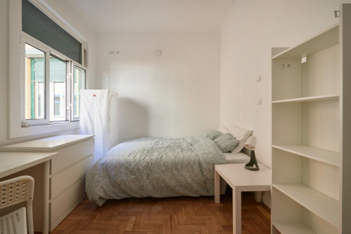 Snug double bedroom close to Marquês de Pombal metro station