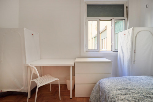 Snug double bedroom close to Marquês de Pombal metro station