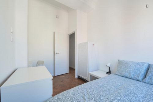 Luminous double bedroom in a shared apartment, in Marquês de Pombal area