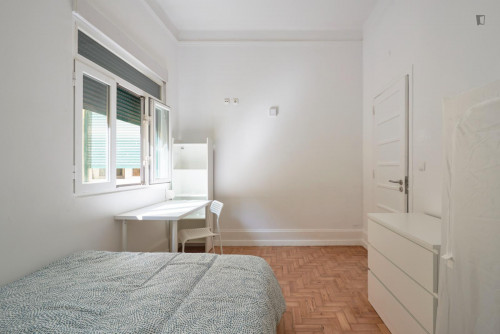 Neat double bedroom in Marquês de Pombal area
