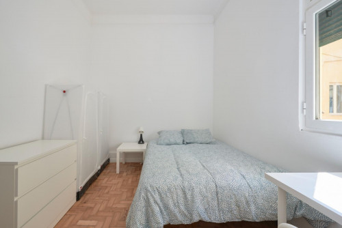 Neat double bedroom in Marquês de Pombal area
