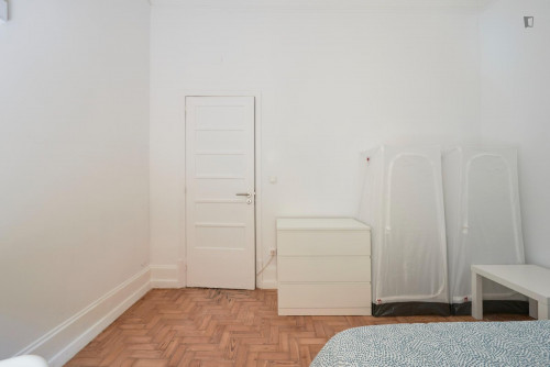 Neat double bedroom in Marquês de Pombal area  - Gallery -  5