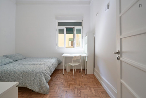 Neat double bedroom in Marquês de Pombal area