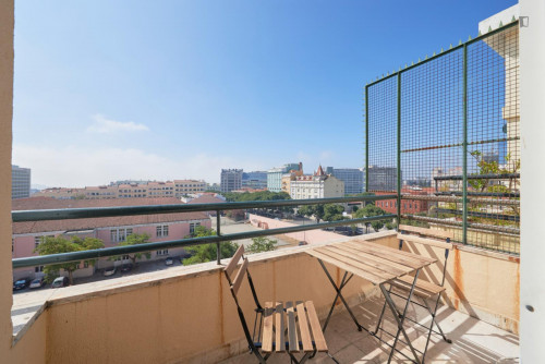 Very cool double bedroom with balcony in Marquês de Pombal area  - Gallery -  5