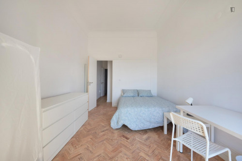 Very cool double bedroom with balcony in Marquês de Pombal area